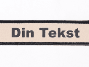 Navnemærke med sandfarvet bund og sort tekst